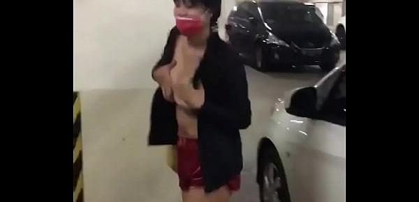  Siskaeee telanjang di parkiran